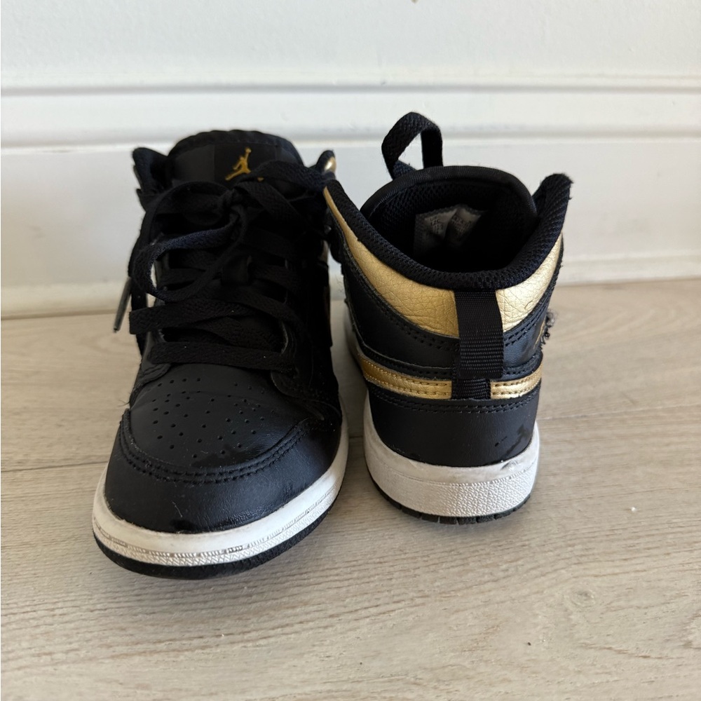 Nike Kids Black and Gold Sneakers - Picture 3 of 8